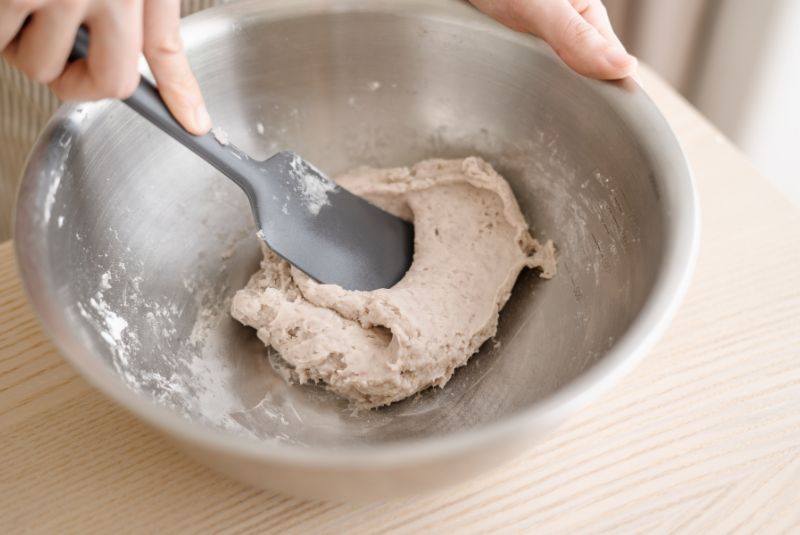 將蒸軟的芋頭搗碎後，加入太白粉、二號砂糖、植物油和水拌勻，均分捏圓。