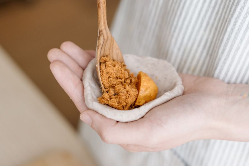 包入鹹蛋黃末和新東陽豬肉鬆，收口後塑形成水滴型。