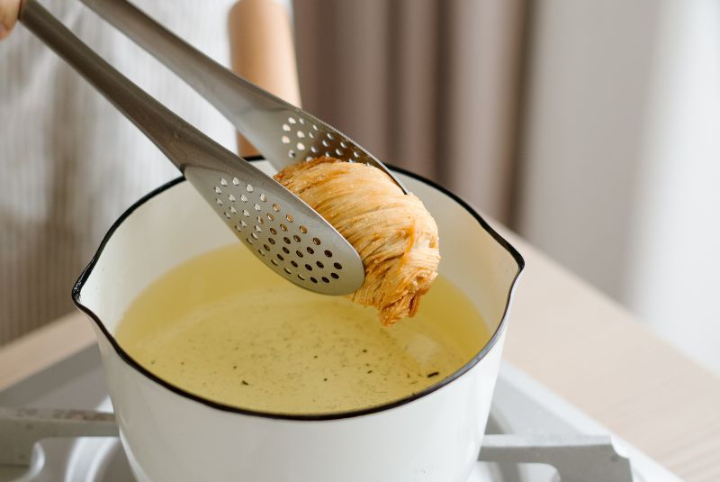 放入油鍋中以160度油炸約2分鐘後取出，再回鍋以180度油炸1分鐘。 TIPS：可灑少許鹽到油中，避免油溫過高、減緩噴濺。