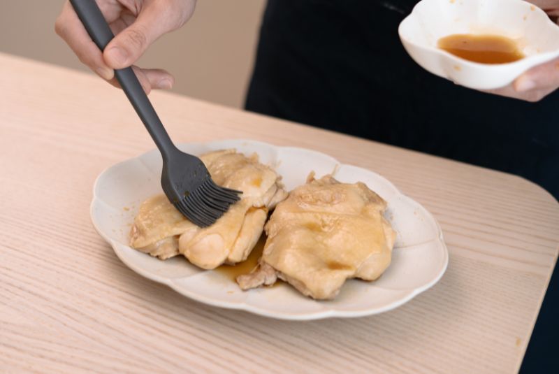 將醬油和蜂蜜拌勻後涮至雞腿排，放至烤架上，蓋鍋以中火燻烤20分鐘。