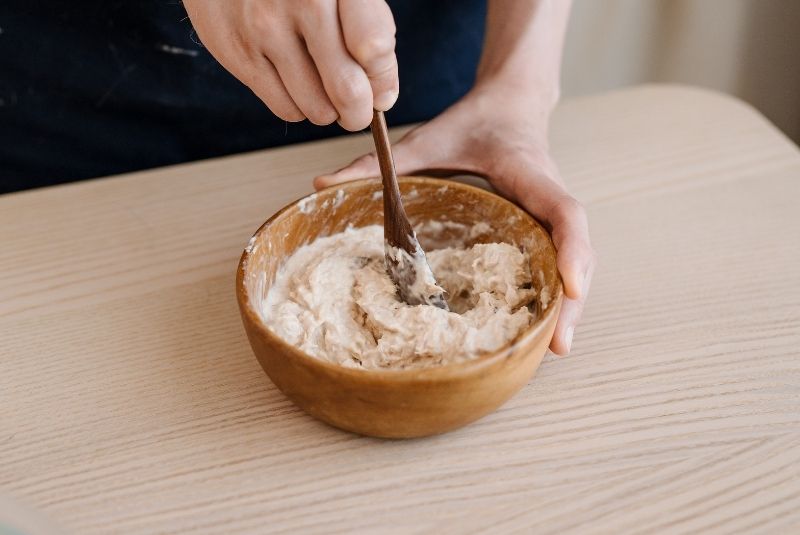 將瀝乾後的鮪魚與美乃滋拌勻備用 。