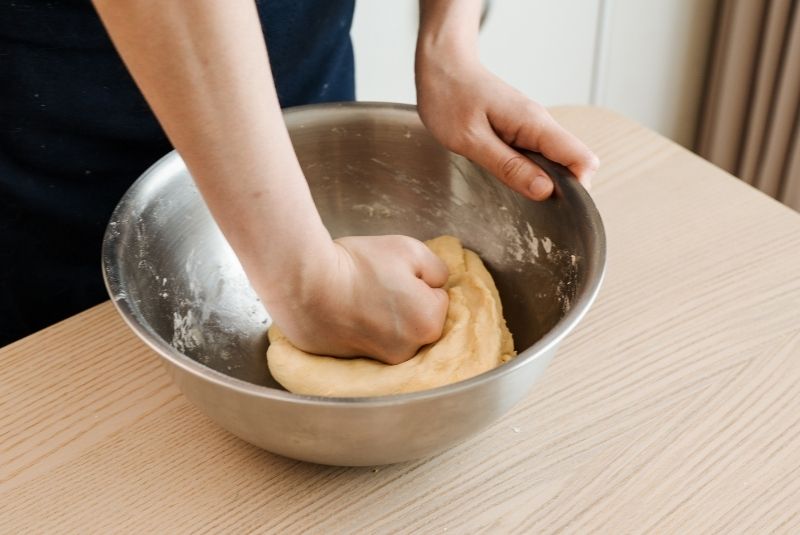 將中筋麵粉、泡打粉、小蘇打和鹽混合均勻後，將雞蛋和常溫豆漿拌勻，再分3至4次拌入。加入沙拉油揉成麵團再封膜靜置15分鐘，反覆揉麵和封膜的 過程3次，整型成方形後表面涮油 ，封膜放入冷藏8小時。