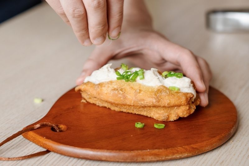 將油條縱切開來後，擠上鮪魚沙拉、撒上蔥花。