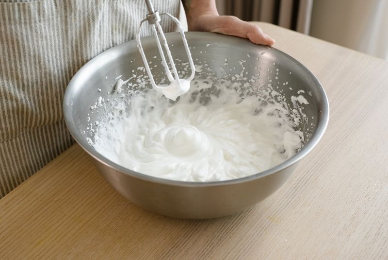 蛋白加入檸檬汁打發成濕性發泡，分三次加入細砂糖打發至硬性發泡。