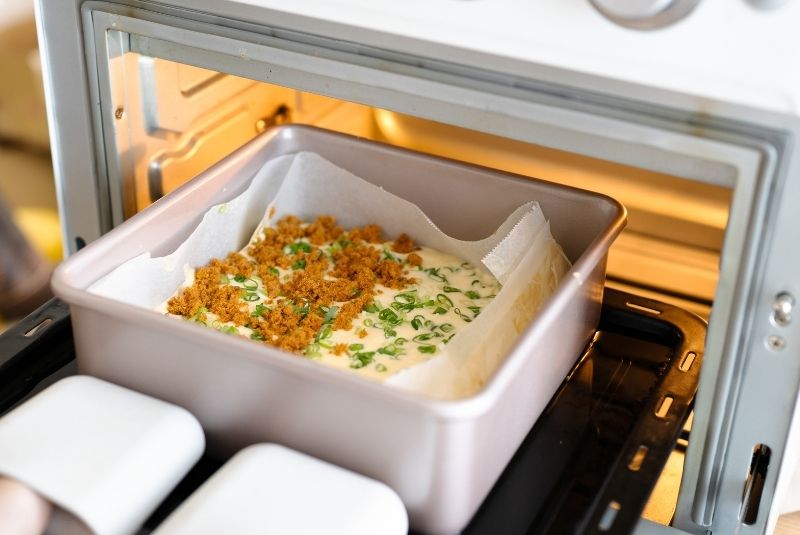 倒水至烤盤裡，放入預熱烤箱以150度烘烤23分鐘，再以160度烘烤7分鐘，取出放涼。