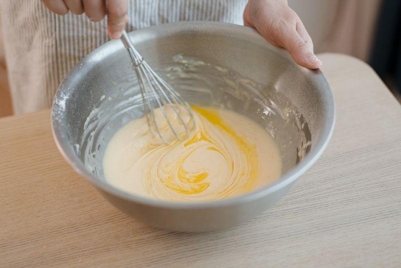 將蛋和砂糖攪拌至砂糖完全溶化後，加入鮮奶攪拌均勻。