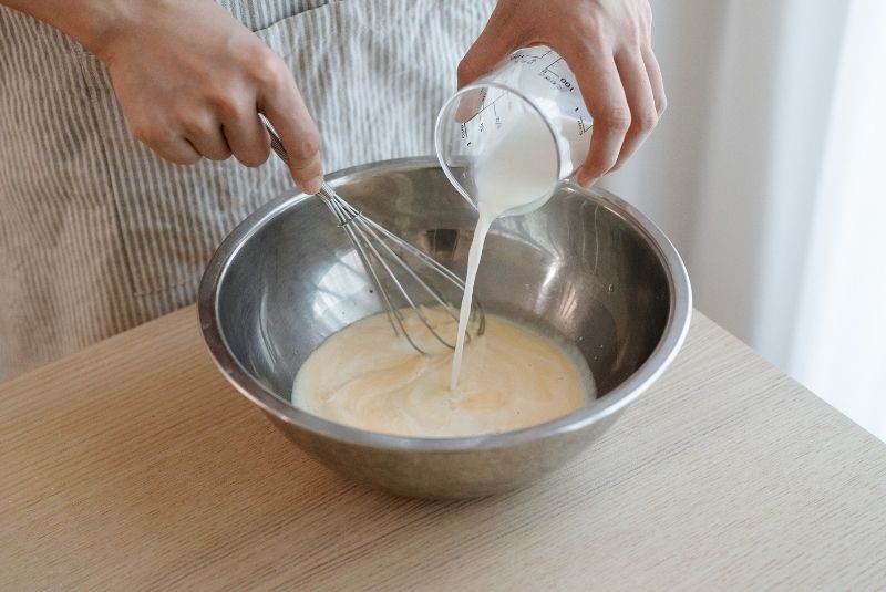 過篩加入低筋麵粉、玉米粉和泡打粉拌勻後拌入融化奶油，冷藏1 小時。