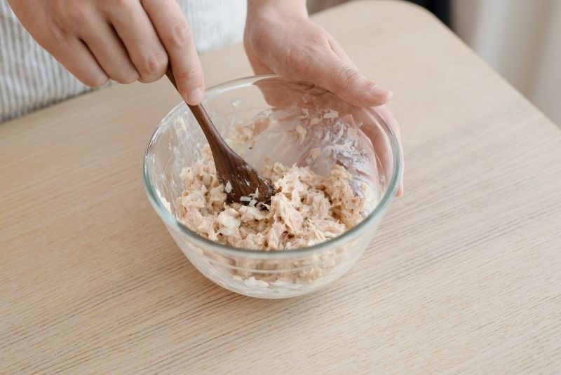 將瀝乾的新東陽水煮鮪魚片、洋蔥末、美乃滋和黑胡椒拌勻後，冷藏備用。