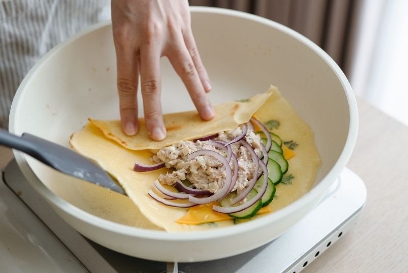 慢慢將兩邊餅皮捲起。