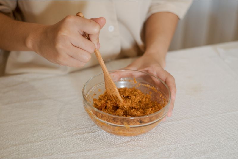 將新東陽原味肉醬、帕瑪森起司粉、蒜末、義大利香料與胡椒粉混合攪拌均勻。千層酥皮裁切成兩個相同大小的聖誕樹形狀，重複製作兩份，取其中一片放在烤盤上，另一片先放置一旁備用。