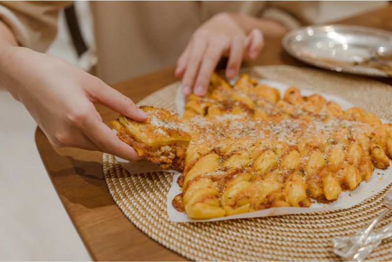 擺盤時撒上帕瑪森起司粉、義式香料以及香草點綴。