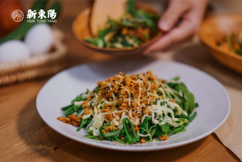 使用新東陽鮭魚鬆製作的龍鬚菜涼拌料理，母親節推薦清爽家常菜