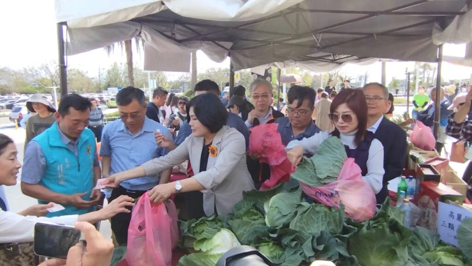 雲林縣長張麗善（左四）站上推廣攤位，向國道旅客促銷雲林農特產品。（記者方健龍攝）