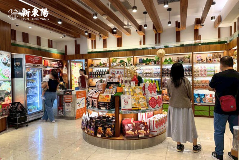 新東陽在地風味商品吸引旅客駐足挑選