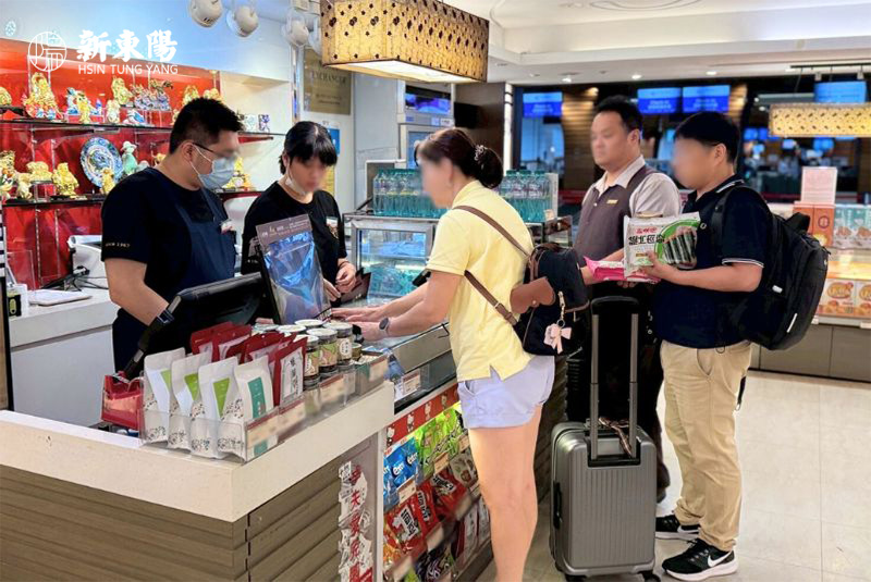 旅客在機場的新東陽門市採買特色伴手禮