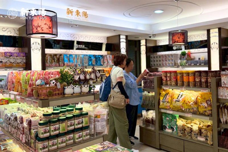 桃園機場珍情豐味館內空間明亮整齊，方便旅客快速選購想要的商品。