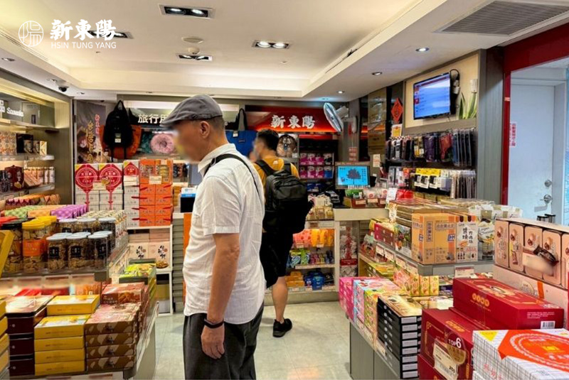 位於報到櫃台附近的行旅品味館販售多款新東陽的招牌伴手禮。