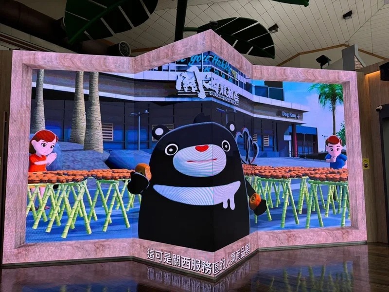 關西服務區的裸視3D牆，不需戴眼鏡也能享受的立體導覽體驗。 圖／新東陽 提供