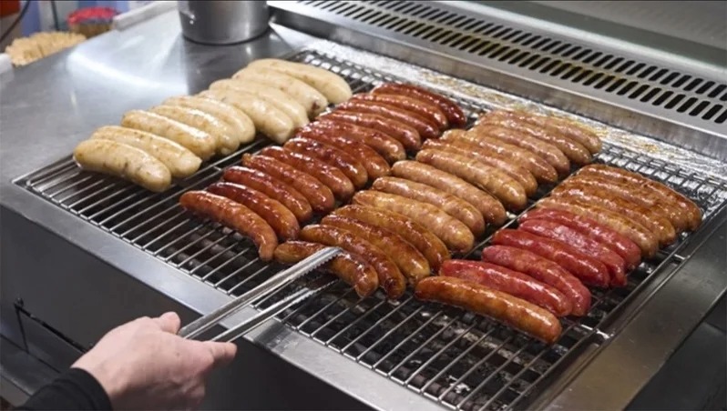 南投服務區的烤香腸，讓人忍不住聞香排隊。 圖／新東陽 提供