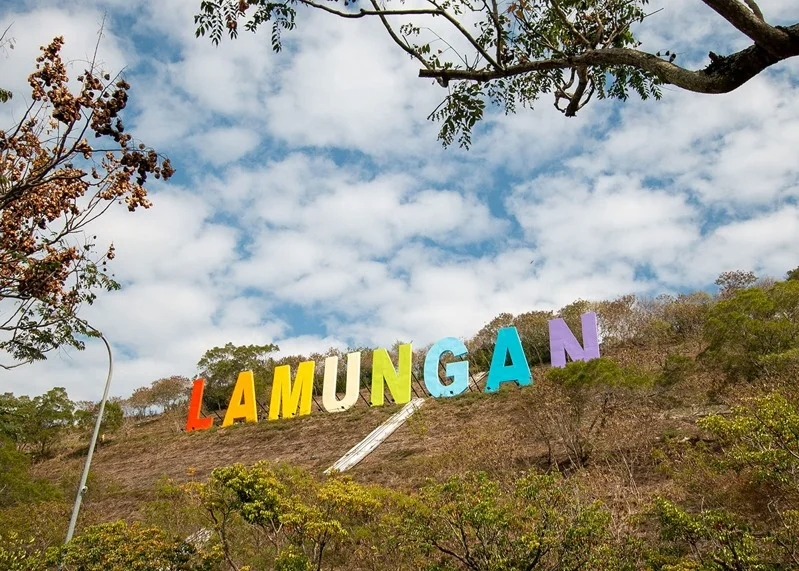 LAMUNGAN天招，結合原民的彩虹傳說，將天招換上七彩的顏色。 圖／新東陽 提供