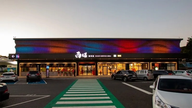 西螺服務區之夜，也是美拍場景。 圖／新東陽 提供