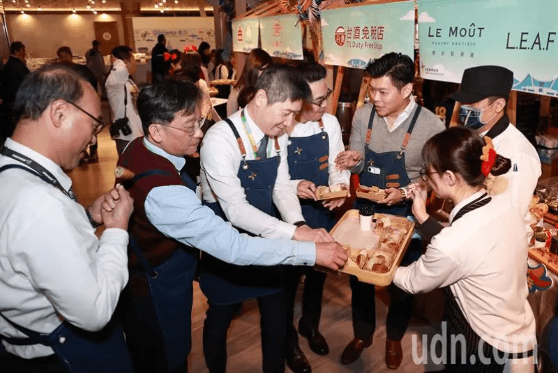 「桃機好FOOD有 五星美食探險去」活動今天舉行啟動儀式,昇恆昌股份有限公司總經理江建廷(右三)介紹自家代理的Le Môut 樂沐糕餅舖產品。記者黃仲明/攝影
