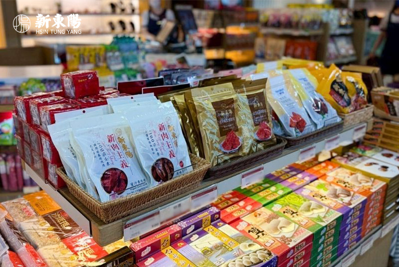 多樣化肉乾、肉鬆商品陳列於台灣特產精藝品展售館。
