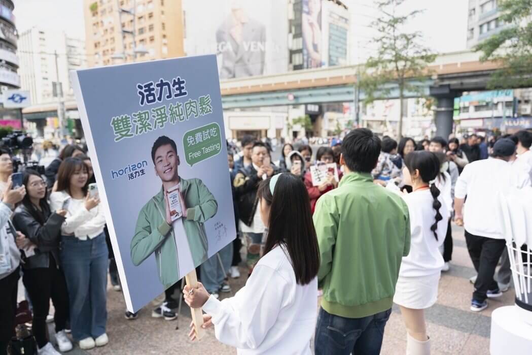 奧運金牌樂擁肉鬆 新東陽活力生一日店長李洋擔當