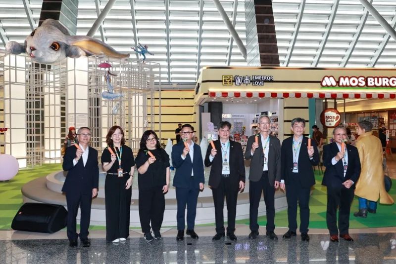 新東陽在桃機一航廈打造全新休憩空間「旅人廣場」,今天舉辦啟用儀式。記者黃仲明/攝影