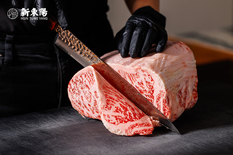 新東陽牛B燒肉職人主廚展現爐火純青刀工技藝