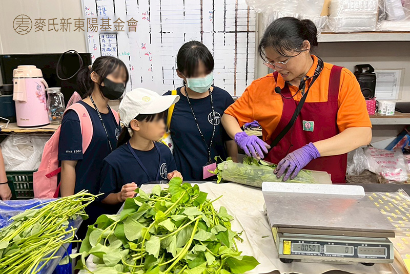 孩子們合作包裝蔬菜，學習細心與團隊合作