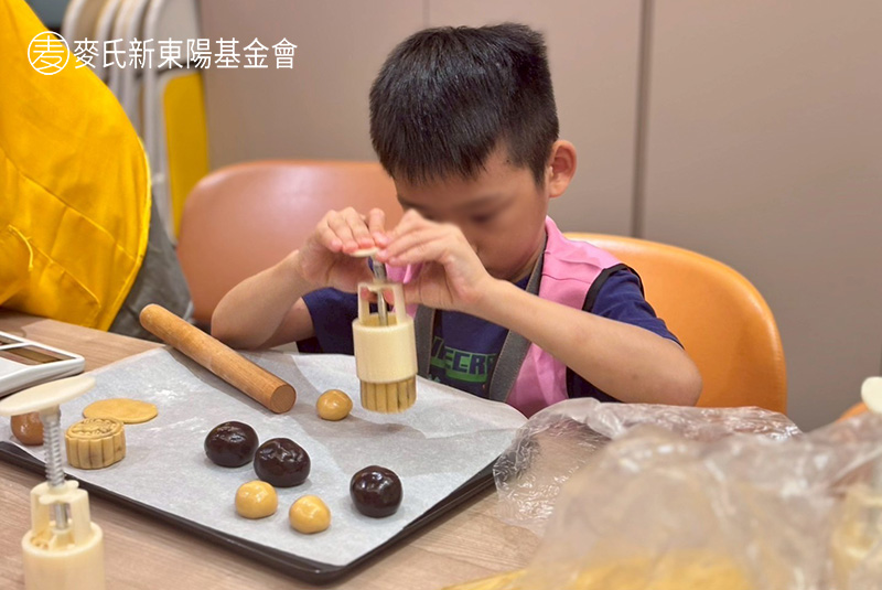 守護者協會的孩子們專心投入於揉麵、包餡、壓模等環節