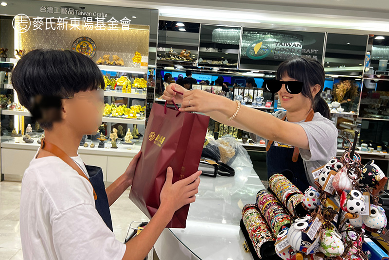 青少年在新東陽門市體驗接待顧客服務