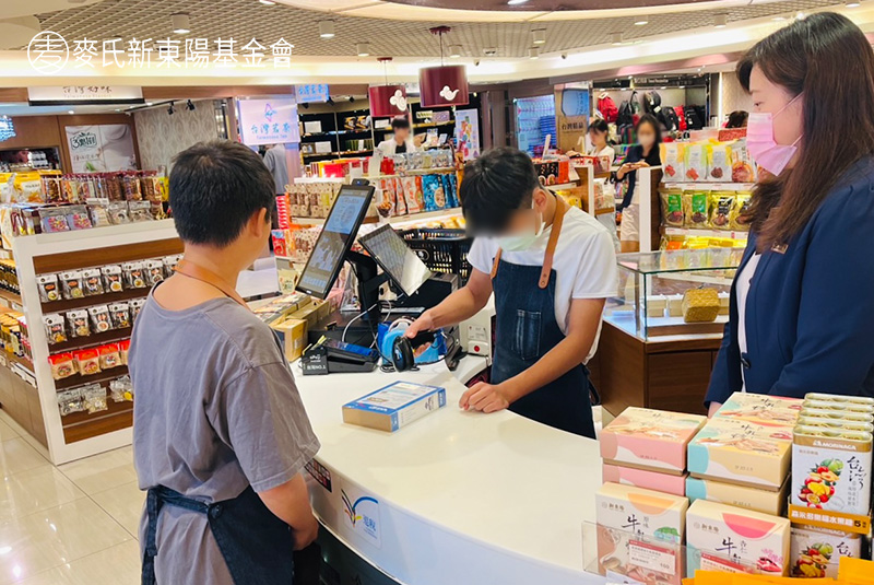 青少年在新東陽門市體驗接待顧客服務