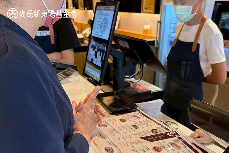 青少年在新東陽門市體驗接待顧客服務