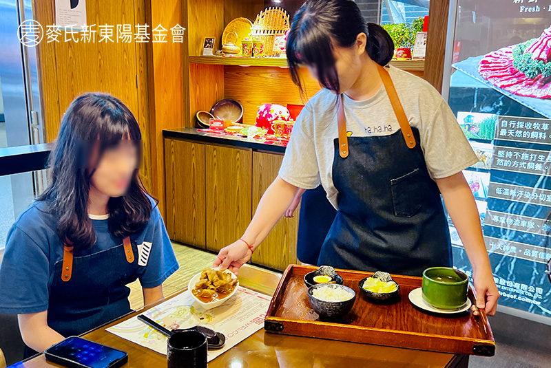 青少年於臻好食客棧服務體驗