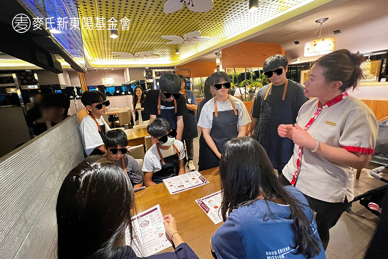 青少年於臻好食客棧參與服務體驗與分享