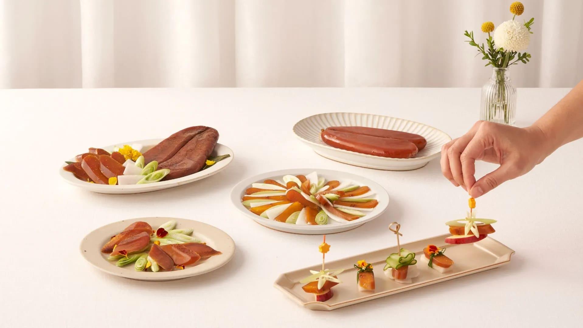 野生烏魚子外觀多呈磚紅或深褐色，帶有自然紋理與細緻氣孔。（圖／翻攝自新東陽官網）