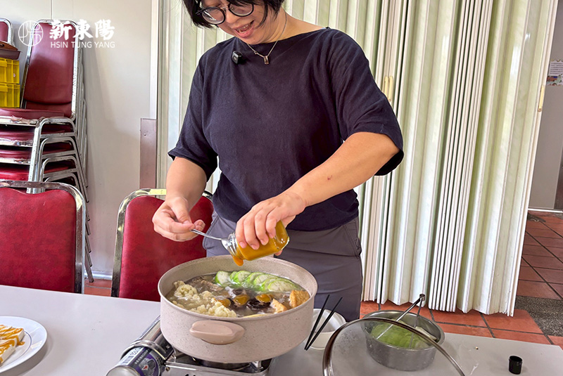 獨特的微酸微鹹風味成了客家飲食文化中不可缺少的沾醬或是火鍋底