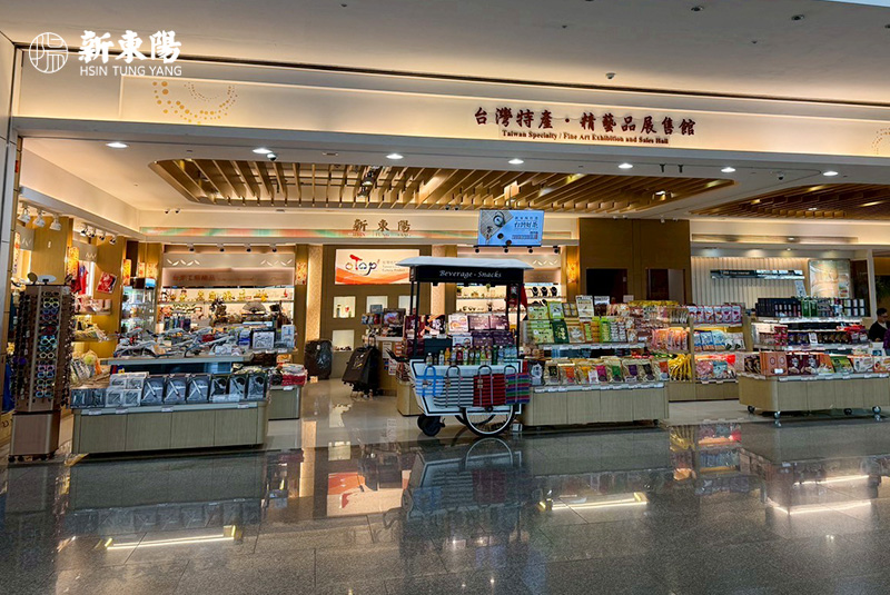 桃園機場第一航廈內的新東陽門市，明亮的空間方便旅客快速挑選商品