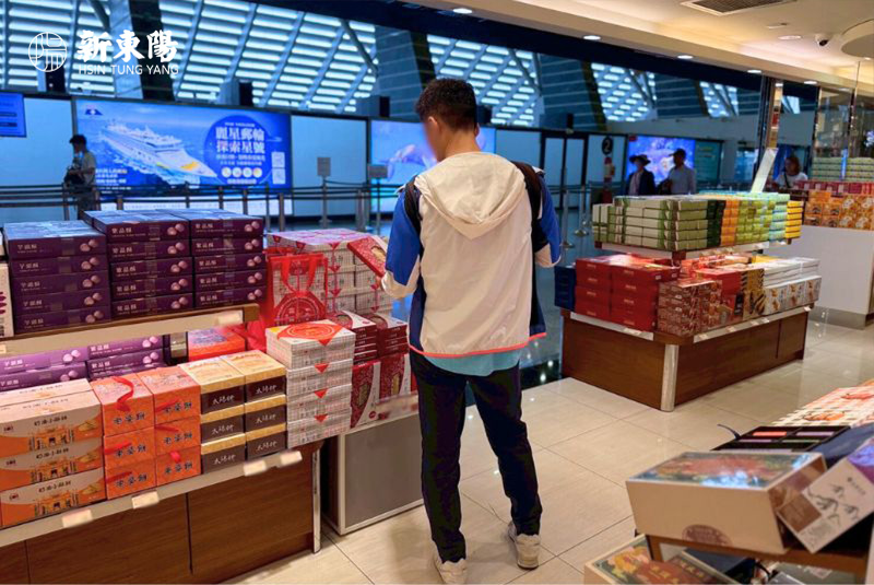 桃園機場第一航廈內的新東陽門市，旅客在機場挑選商品