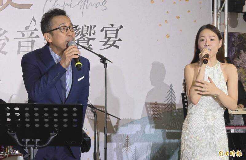 「白色聖誕午後音樂饗宴」爵士樂團音樂中打造一場彷彿置身於童話世界般的節日派對,讓每一位旅客,共同參與這場充滿愛與感動的耶誕盛宴,讓溫暖與歡樂陪伴您的旅途,在桃園國際機場留下最美好的耶誕回憶。(記者姚介修攝)