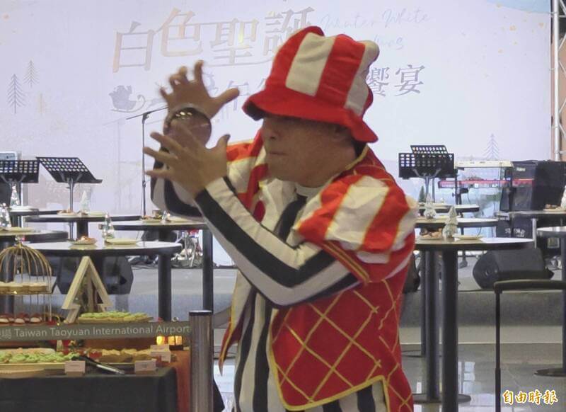 桃機馬戲團秀也為新東陽「白色聖誕午後音樂饗宴」暖場。(記者姚介修攝)
