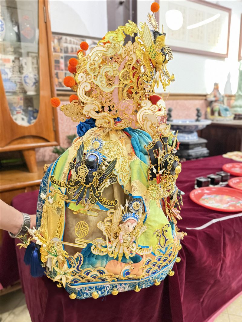 「稻江臺疆雙守望」神衣展現設計師的招牌風格,將傳統文化與當代價值做了完美轉譯。(圖/新東陽提供)