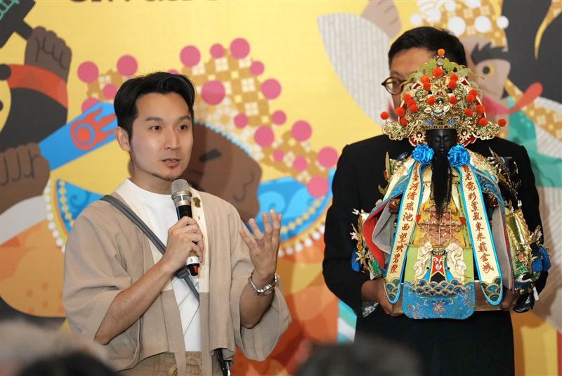 今年誕隍祭特邀大稻埕在地時裝設計師「塑神師-李育昇」替城隍爺設計新衣。(圖/新東陽提供)