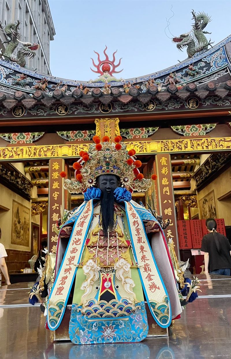 神衣正面的門襟(劍帶)上,繡有廟方陳文文管理人親筆揮毫的書法墨寶真跡。(圖/新東陽提供)
