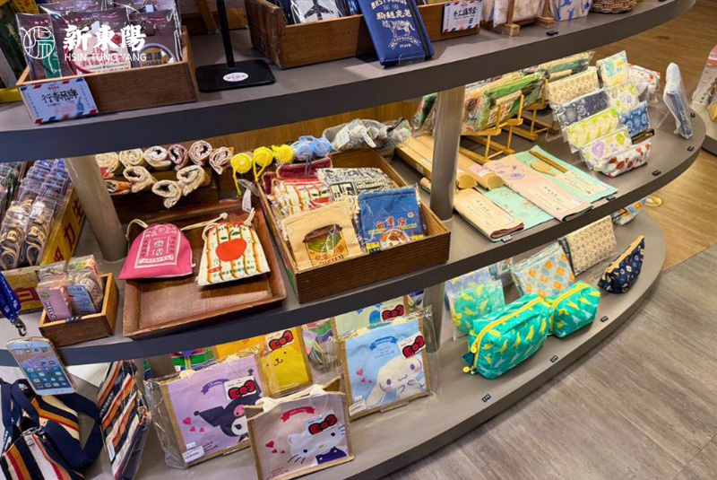 台灣在地印花布包、台灣古早味收納袋等商品相當適合當作旅行紀念品。