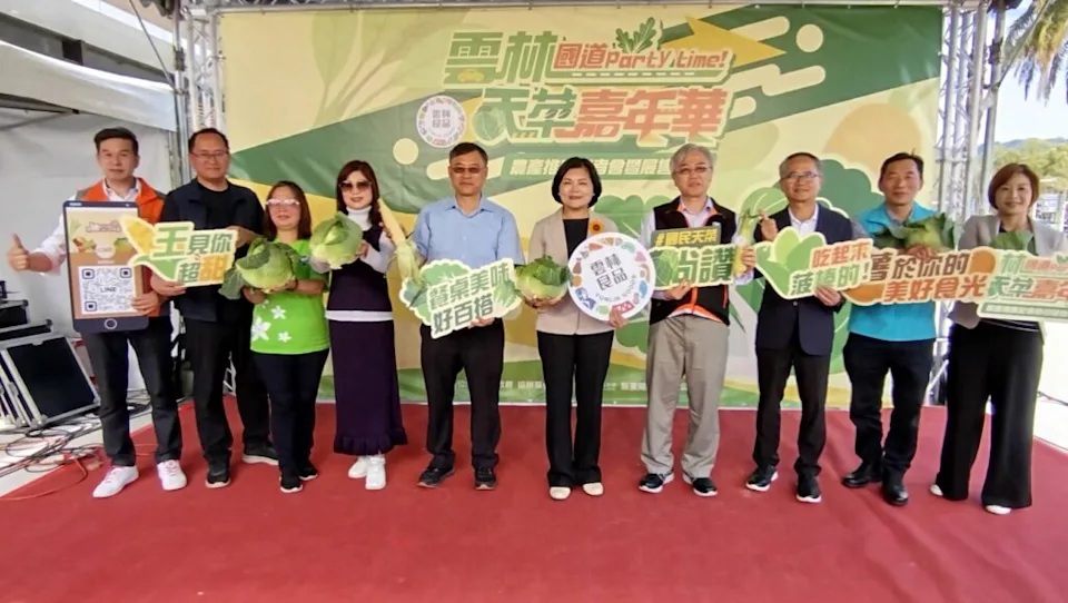 雲林縣政府2日於國道３關西服務區辦理「雲林天菜嘉年華 國道party time!」農產推廣暨展售活動。（記者方健龍攝）
