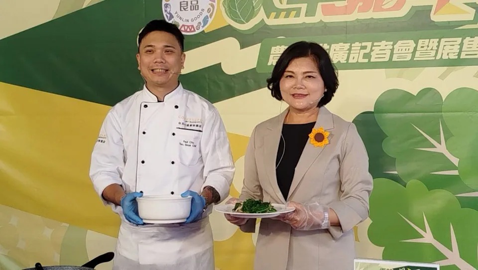 雲林縣長張麗善（右）與行政主廚朱昱瑋示範令人垂涎欲滴的美味料理。（記者方健龍攝）