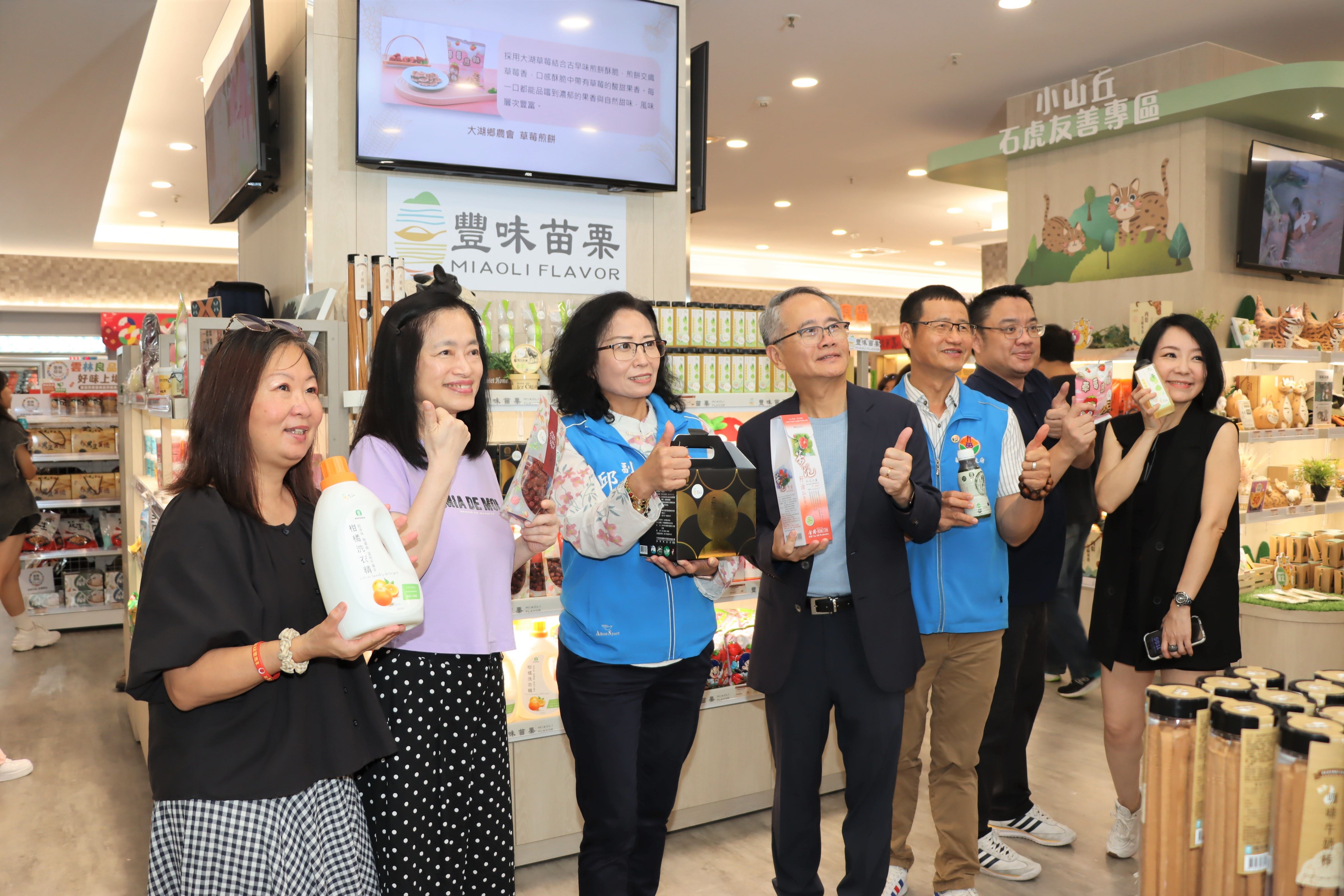  國道3號新東陽西湖服務區南站貨架上，陳列著通過「豐味苗栗」認證的精選商品